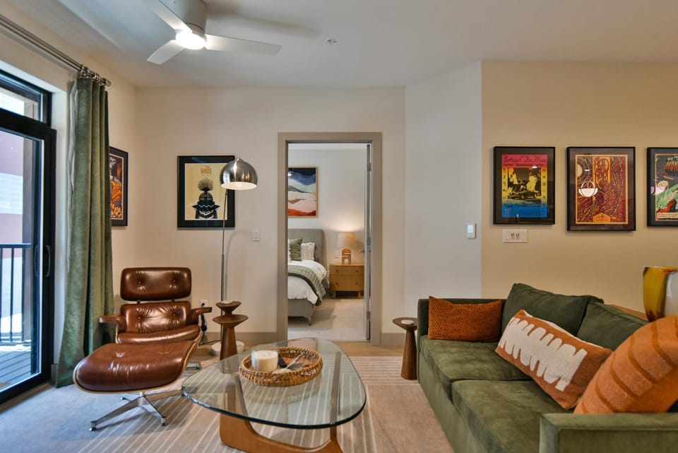 Skywalk Flats Amphitheater Retreat: Downtown, Rooftop Hot Tubs Apartment in Silverthorne