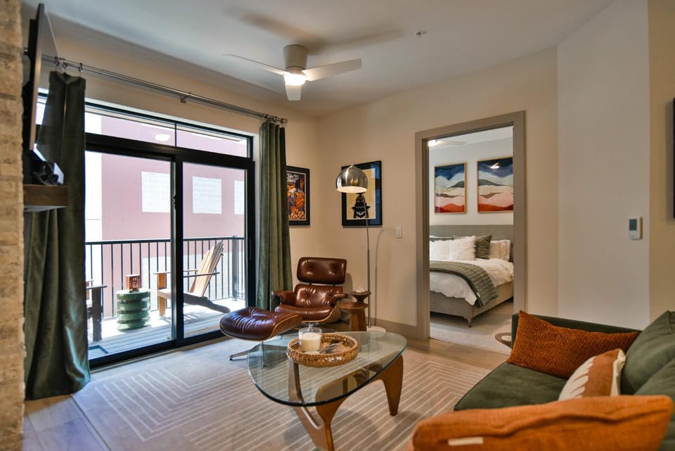 Skywalk Flats Amphitheater Retreat: Downtown, Rooftop Hot Tubs Apartment in Silverthorne