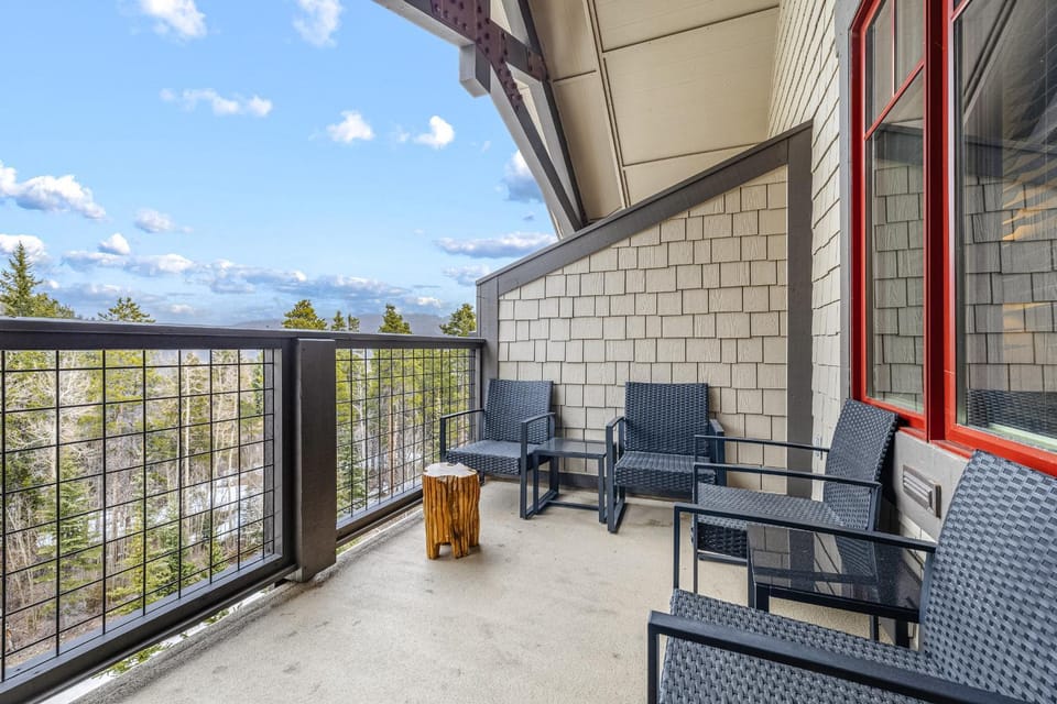 Mountain Thunder Bluebird Condo: Ski In, Top-Floor w/ Views, Resort Amenities Apartment in Breckenridge