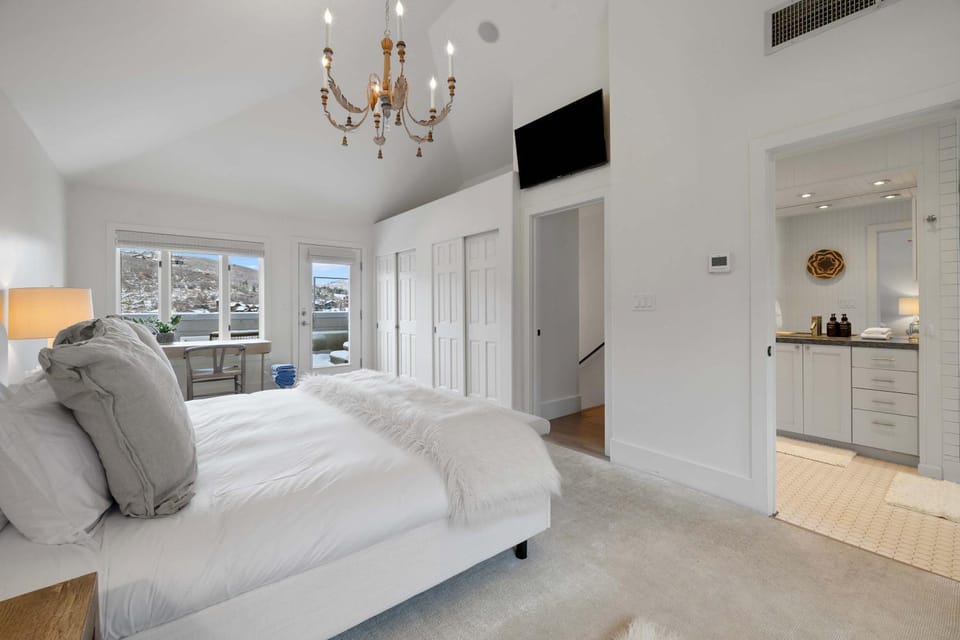Chic Park City Retreat with Hot Tub Near Town Lift House in Park City