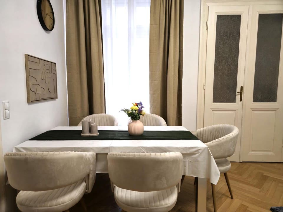 Seating area, Dining area