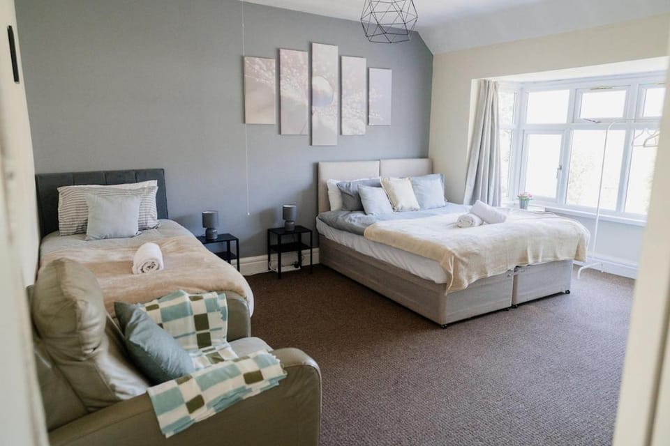 Spacious 6 bedroom House in Dudley with optional Nursery-Drive and Garage-Families and Contractors Welcome House in England