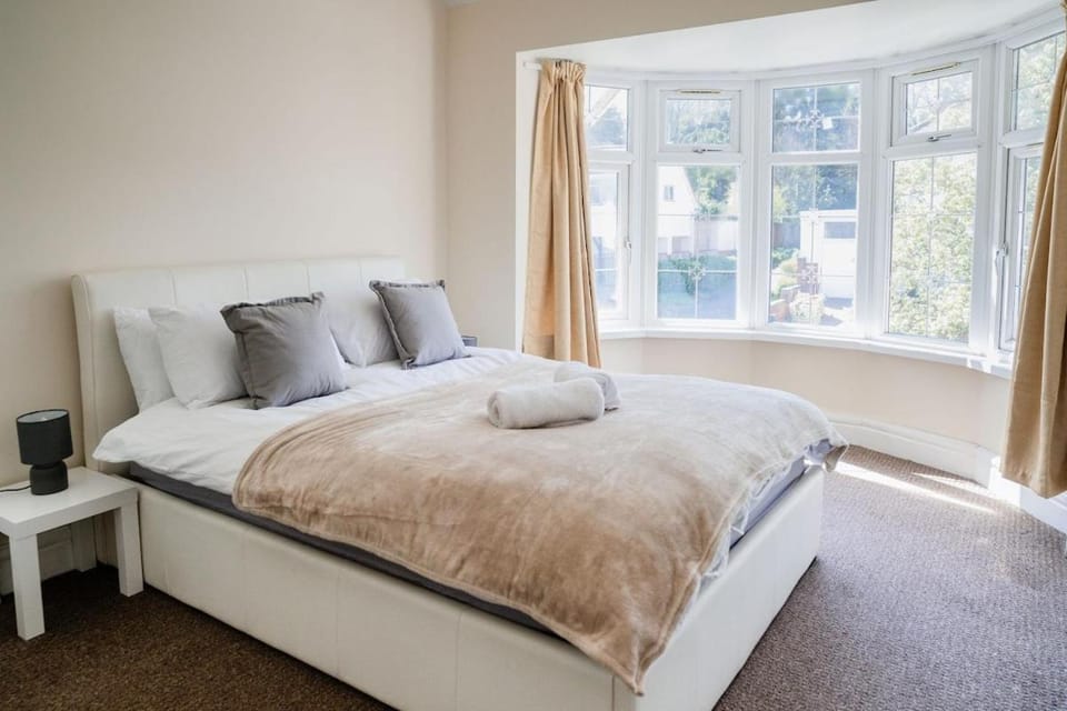 Spacious 6 bedroom House in Dudley with optional Nursery-Drive and Garage-Families and Contractors Welcome House in England