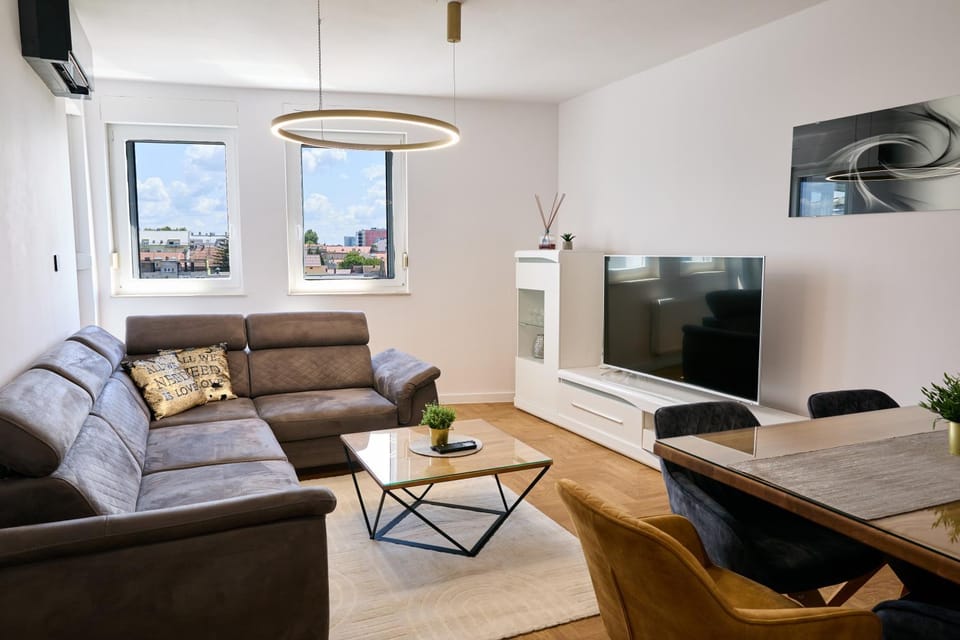 Communal lounge/ TV room, TV and multimedia, Living room, Seating area, Evening entertainment, City view, heating, air conditioner