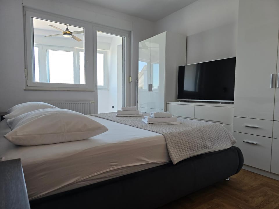 Bed, TV and multimedia, View (from property/room), Photo of the whole room, Bedroom, Landmark view, towels, wardrobe, air conditioner