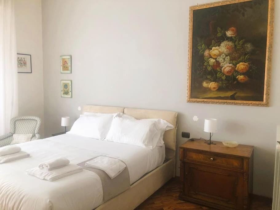 Bed, Photo of the whole room, Decorative detail, Bedroom, towels