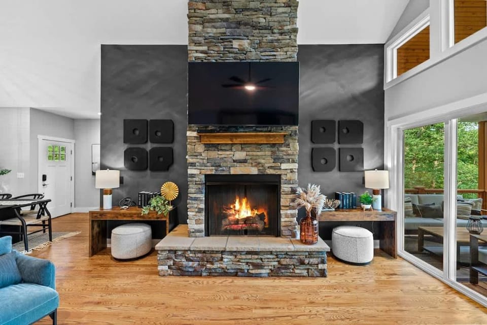 5 Miles to Asheville, Hot Tub, Epic Mountain Views, Fire Pit, Pool Table, 2 Living Rooms, Universal Tesla EV Connector House in Swannanoa