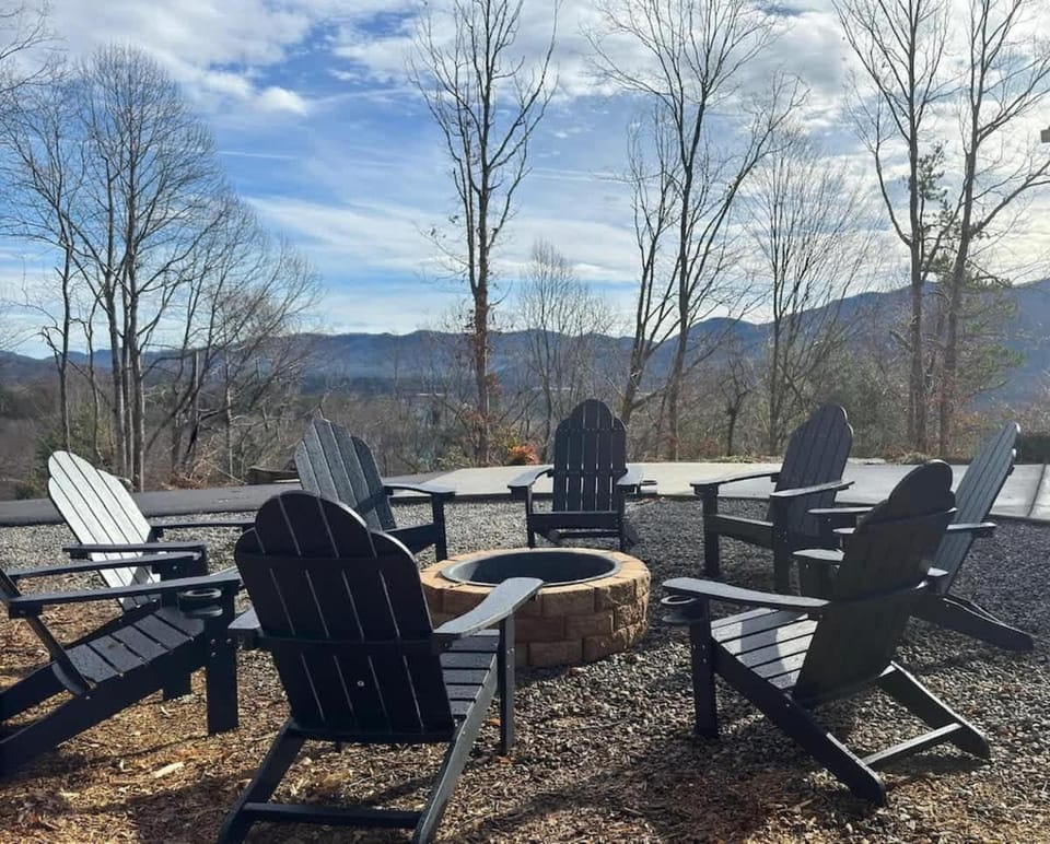 5 Miles to Asheville, Hot Tub, Epic Mountain Views, Fire Pit, Pool Table, 2 Living Rooms, Universal Tesla EV Connector House in Swannanoa