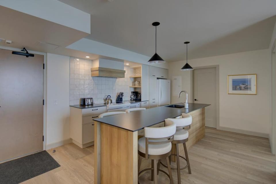 Kitchen or kitchenette, Dining area, oven, stove
