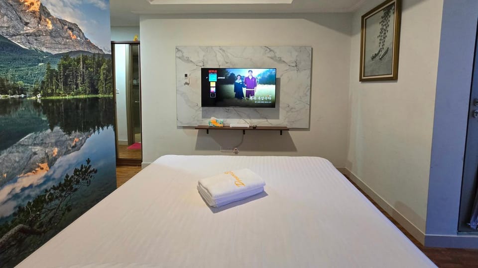Bed, TV and multimedia, Photo of the whole room