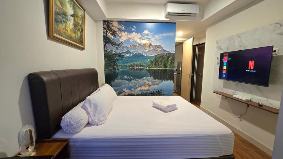 Communal lounge/ TV room, Bed, TV and multimedia, Photo of the whole room, Bedroom, towels, air conditioner
