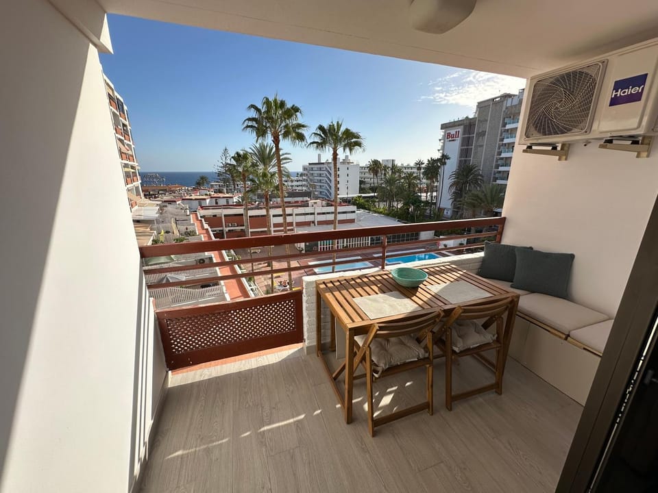 Natural landscape, View (from property/room), Balcony/Terrace, Dining area, Pool view, Sea view