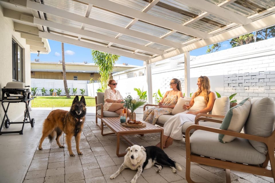 Patio, BBQ facilities, Balcony/Terrace, Living room, Seating area, Dining area, Pets, group of guests