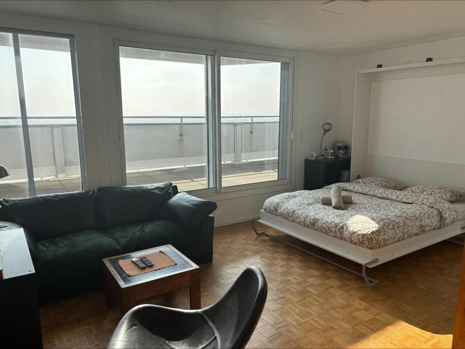 Bed, Living room