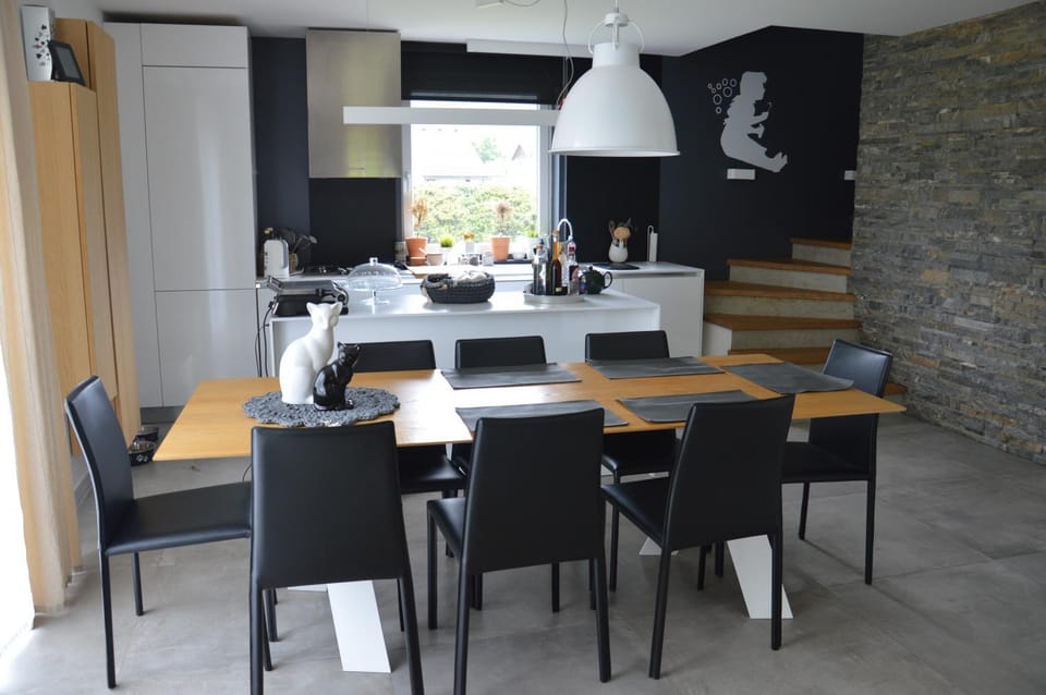 Property building, Photo of the whole room, Decorative detail, Dining area, Communal kitchen