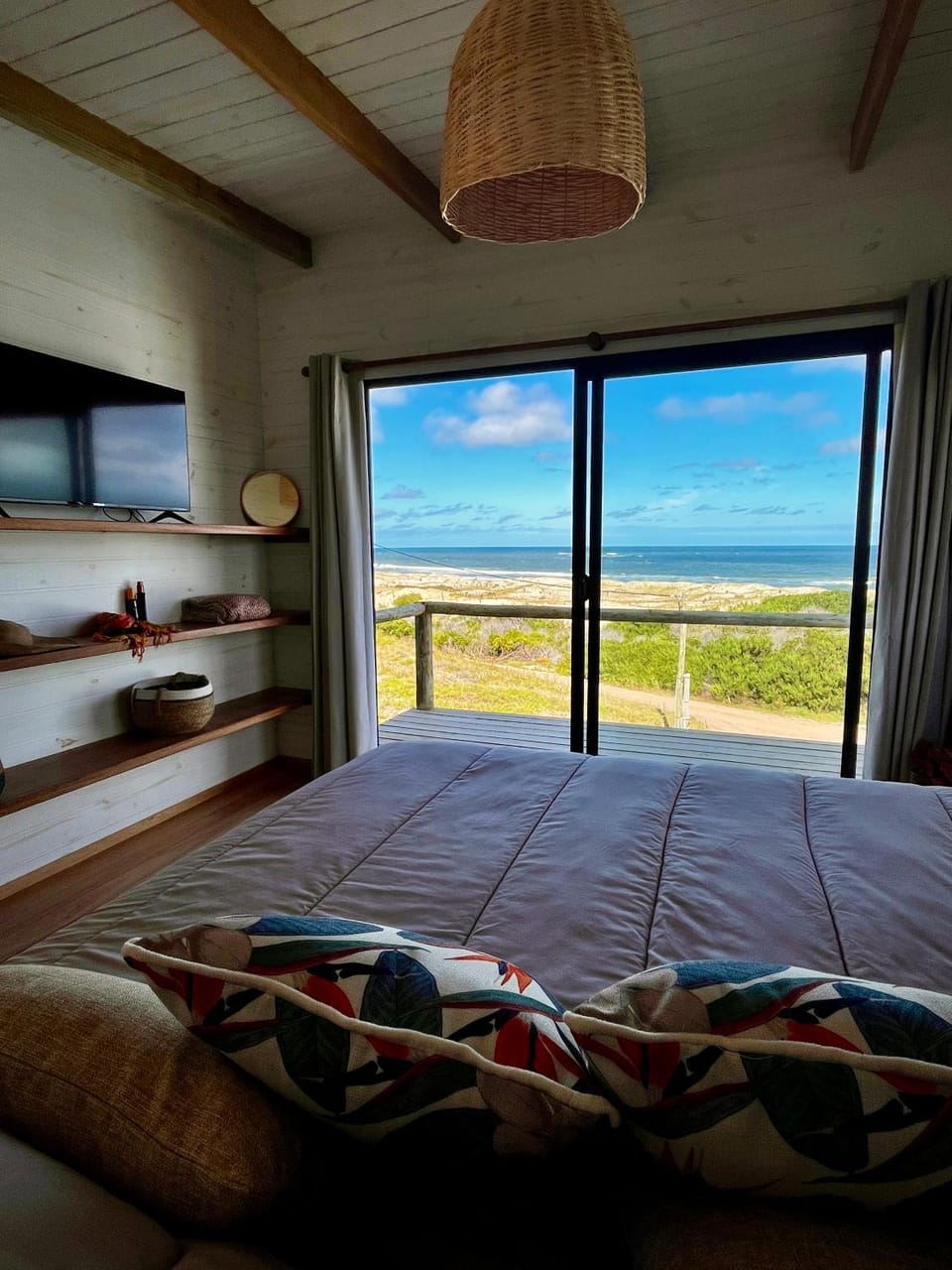 Bed, Natural landscape, TV and multimedia, View (from property/room), Balcony/Terrace, Balcony/Terrace, Photo of the whole room, Bedroom, Sea view, air conditioner
