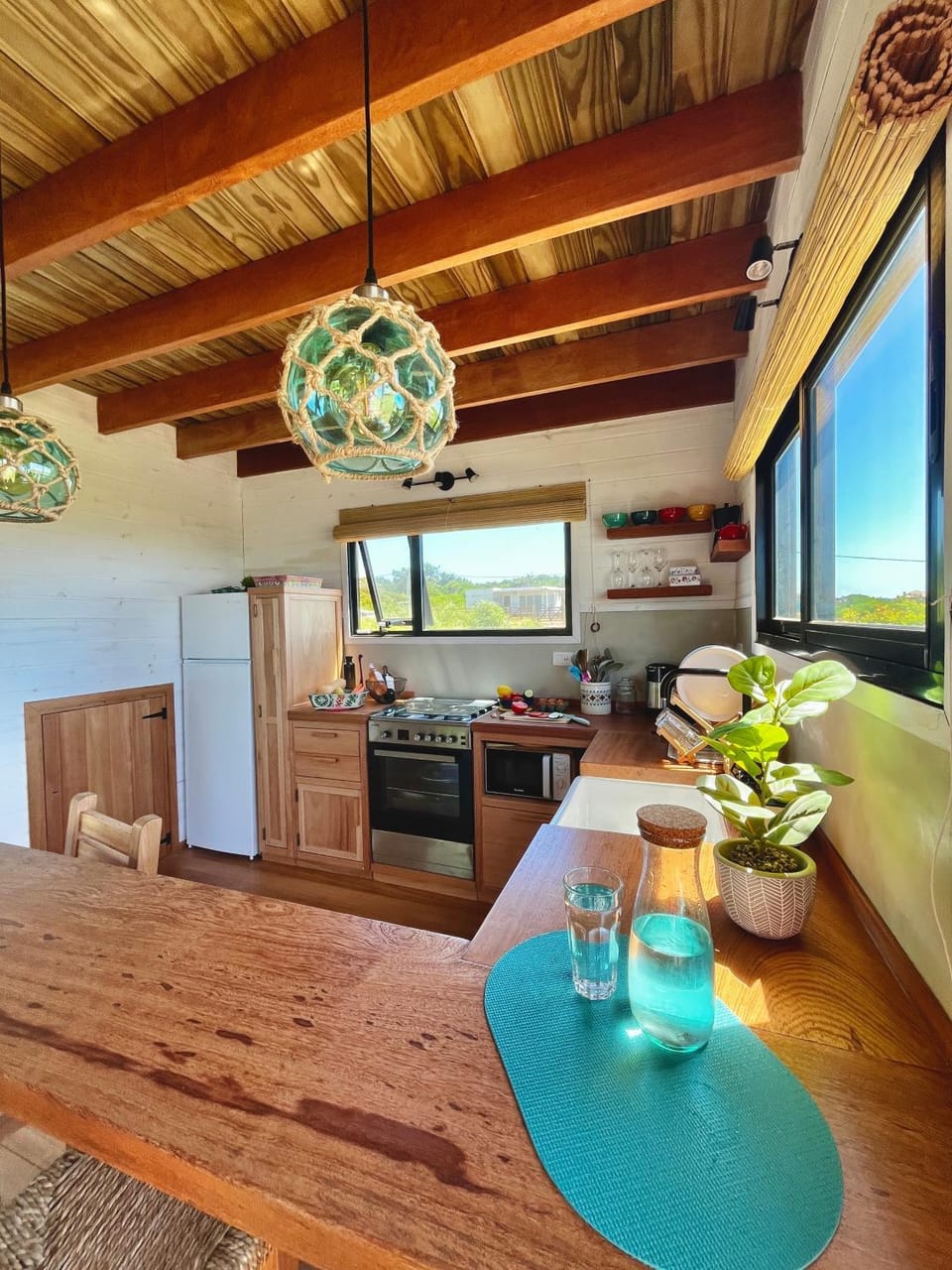 Kitchen or kitchenette, Sea view, Quiet street view, microwave