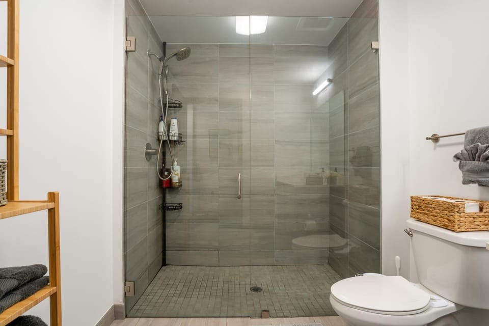 Modern Miami Suite - Pool Access in Prime Area Apartment in Miami