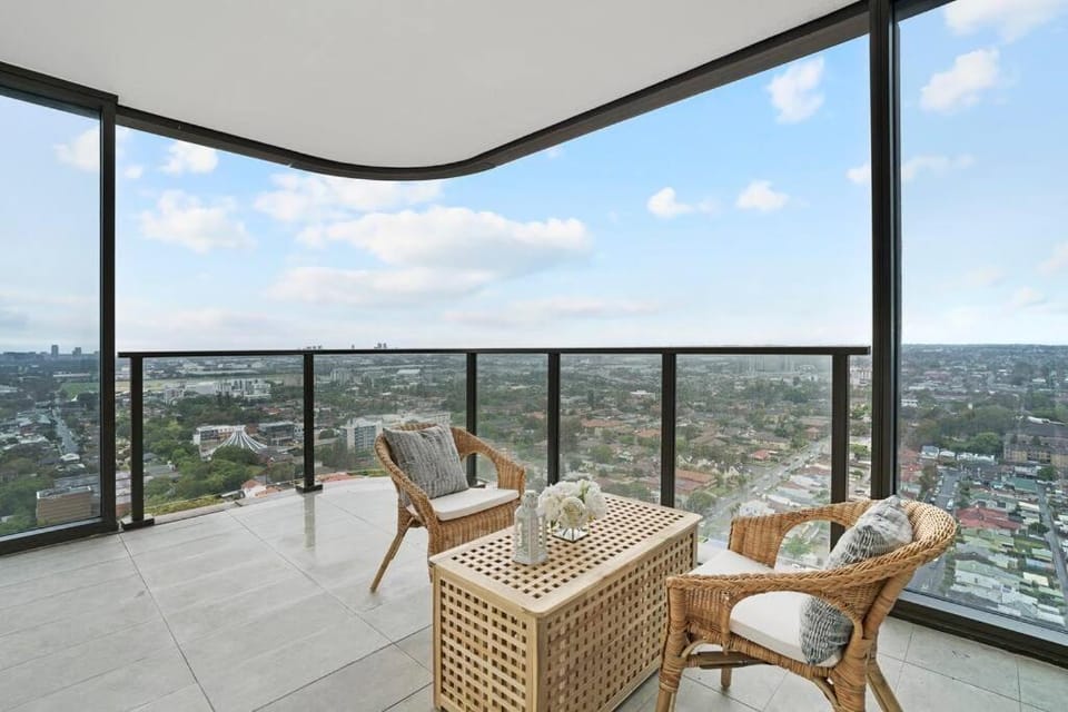 Modern 2BR with City Views & Pool Near Parramatta Apartment in Parramatta