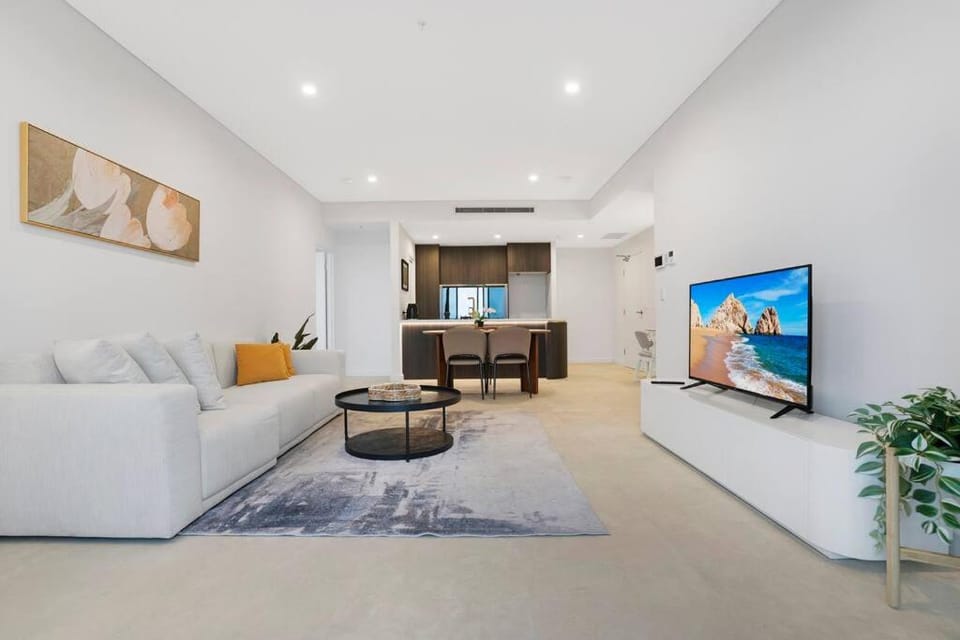 Modern 2BR with City Views & Pool Near Parramatta Apartment in Parramatta