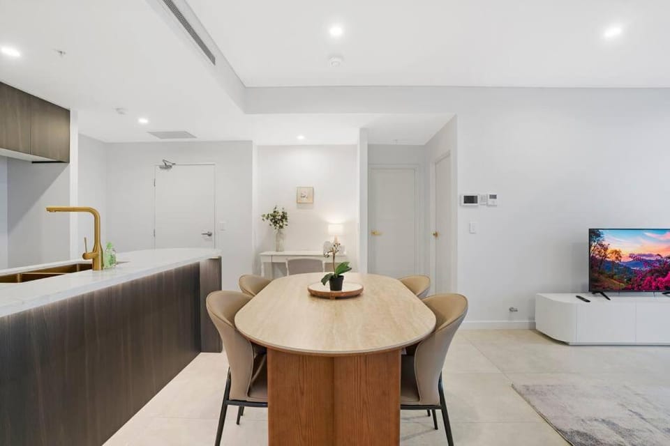 Modern 2BR with City Views & Pool Near Parramatta Apartment in Parramatta