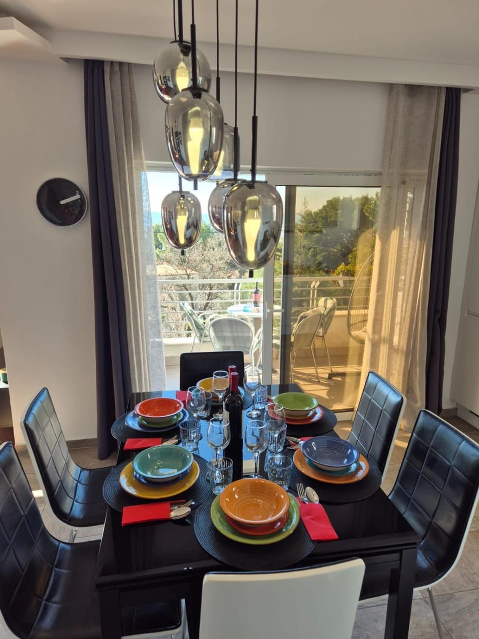 Food and drinks, Seating area, Dining area, Food