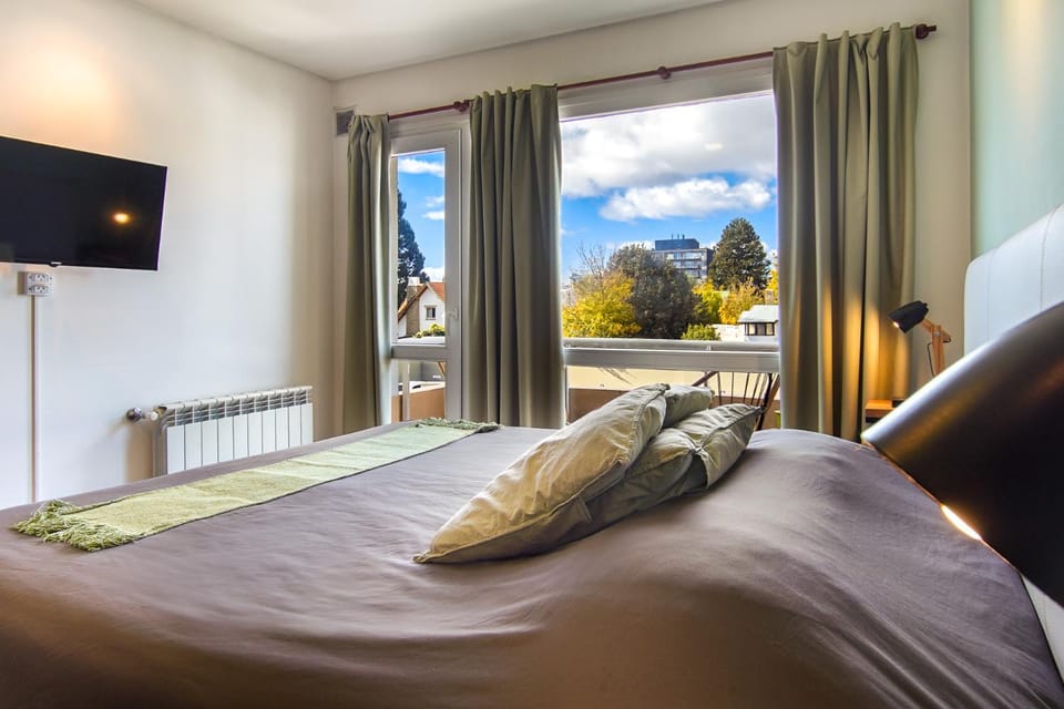 Communal lounge/ TV room, Bed, Natural landscape, TV and multimedia, Photo of the whole room, Evening entertainment, Bedroom, Mountain view, towels