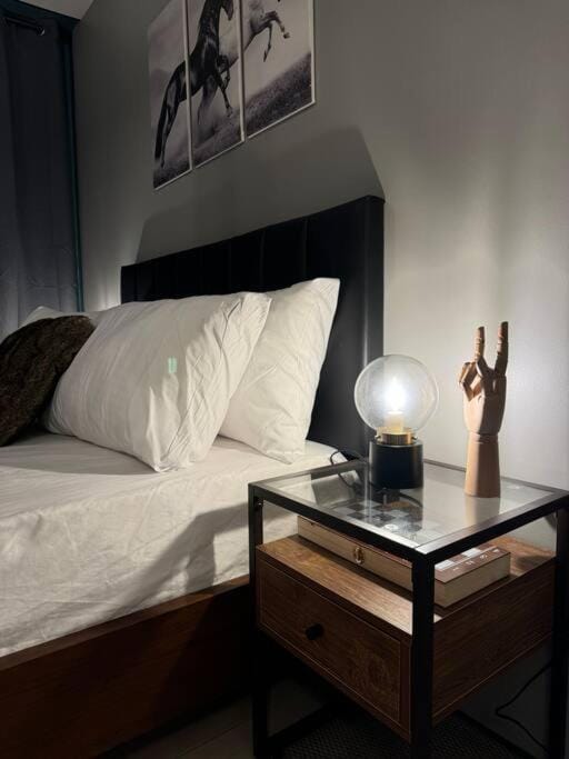 One Uptown Stylish Retro Suite Apartment in Makati