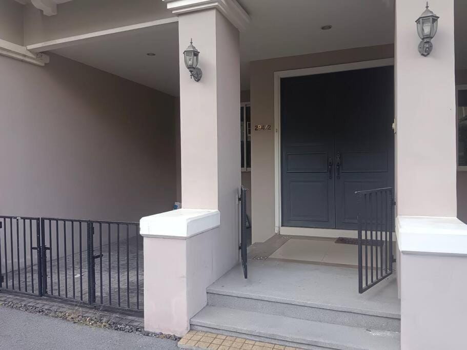 Townhome 3 bed4 Baht Asok MRTBTS Sukhumvit 16 House in Bangkok