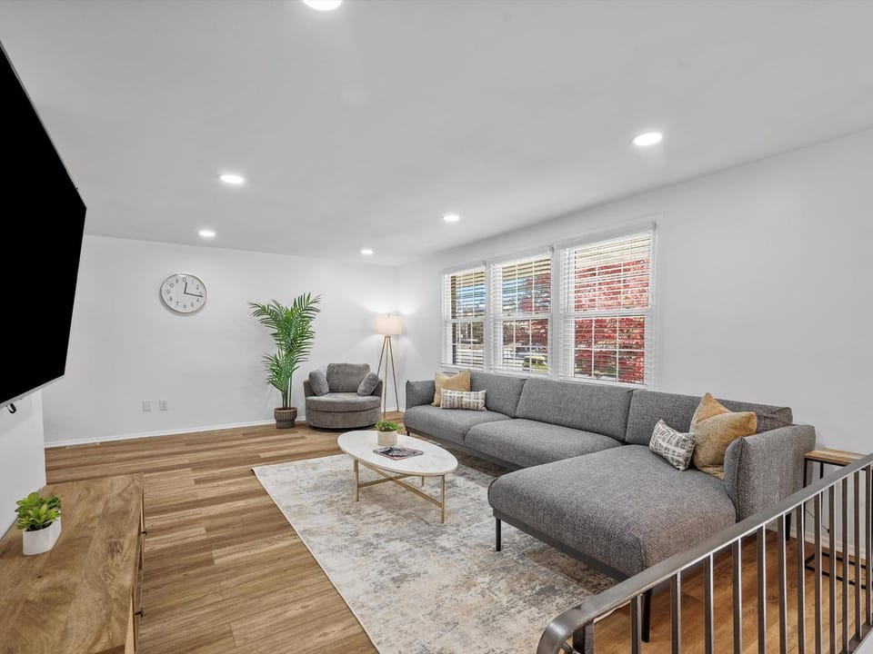 Modern and Accessible 5 Bedroom Home in Cranberry, Pittsburg with Game Room House in Cranberry Township