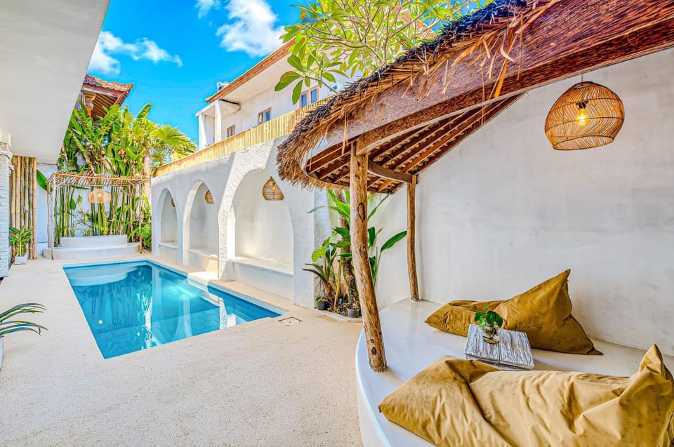 Property building, Day, Pool view, Swimming pool, sunbed