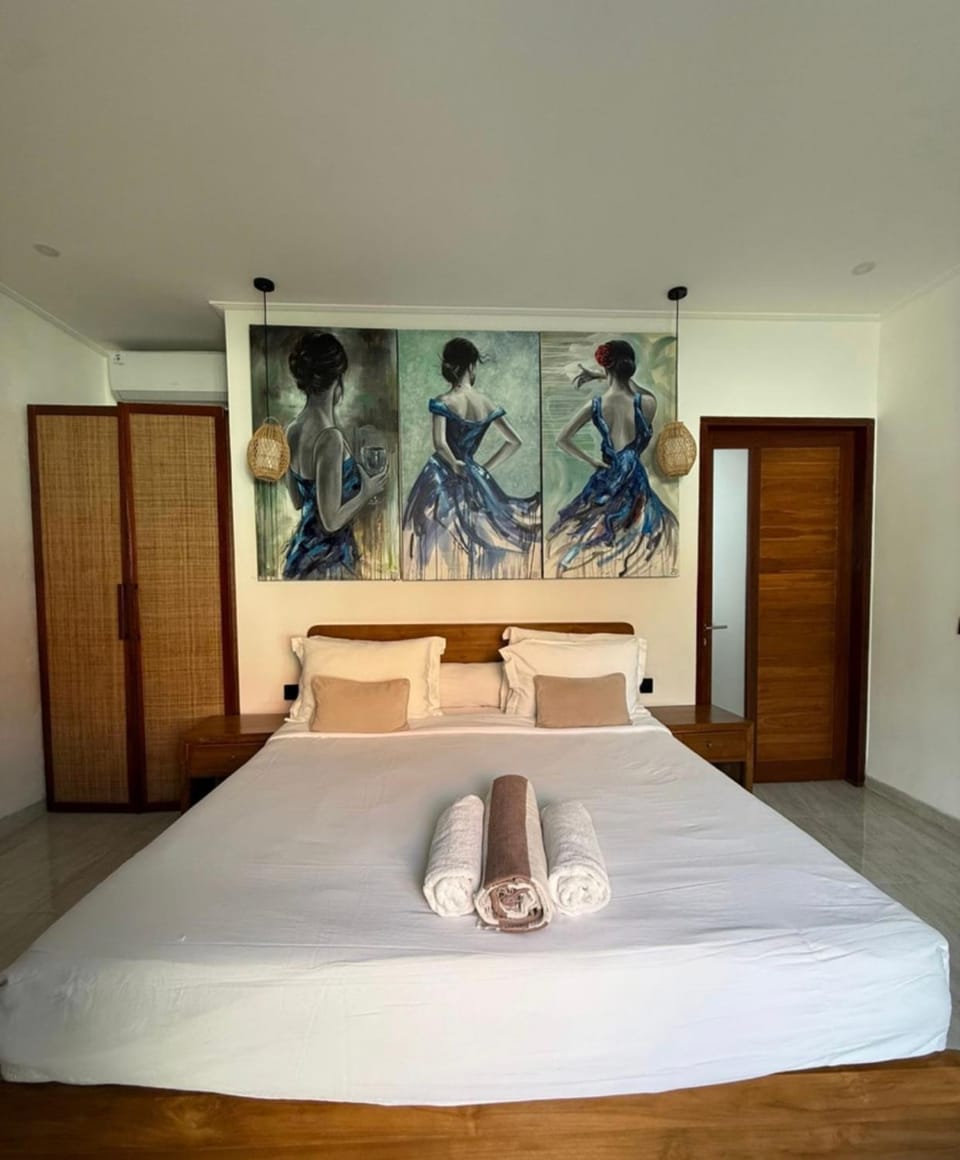 Photo of the whole room, Bedroom