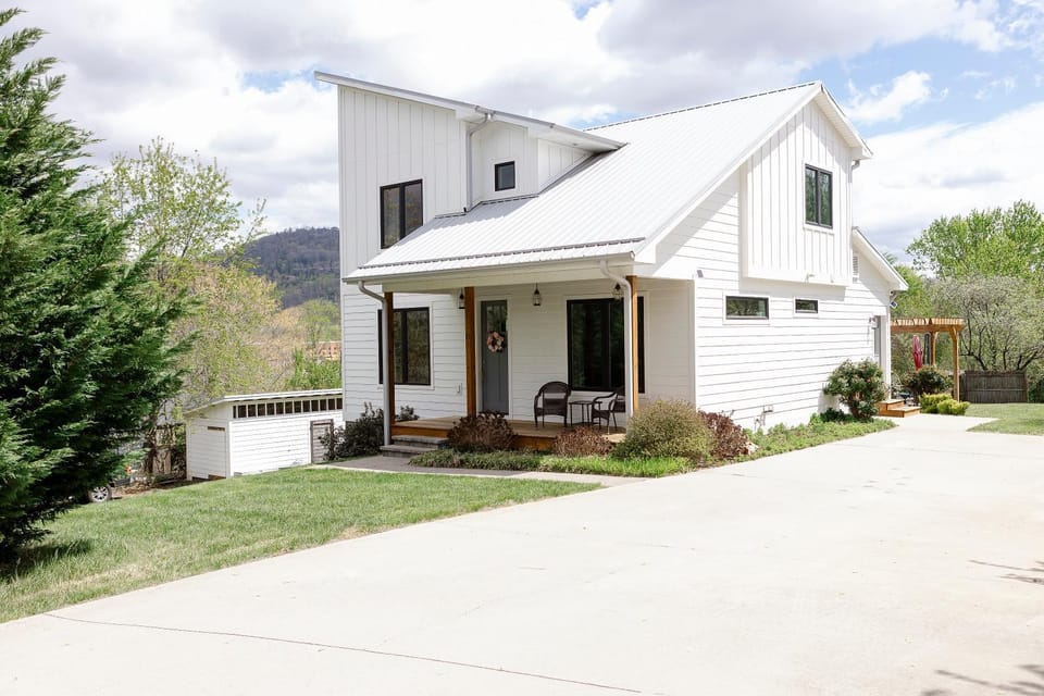 Property building, Spring, Day, Parking