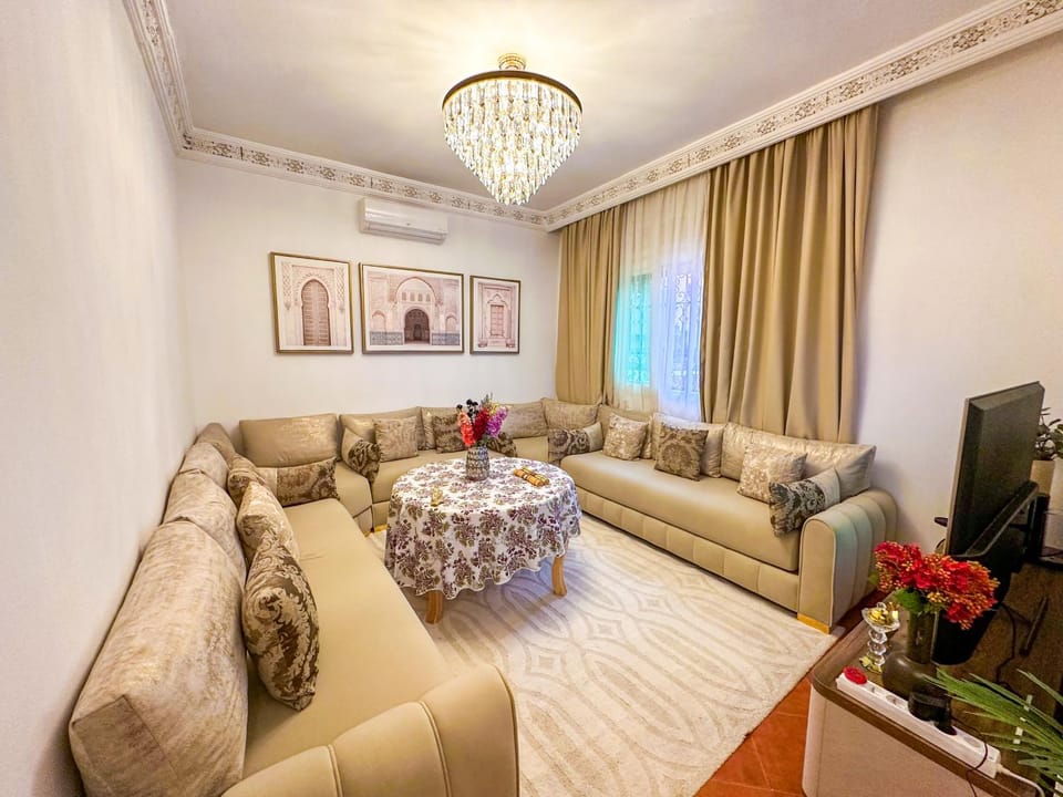 TV and multimedia, Living room, Seating area, air conditioner