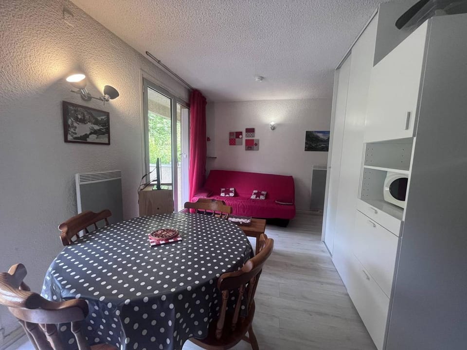 Studio charmant avec balcon face aux montagnes - FR-1-812-9 Apartment in Cauterets