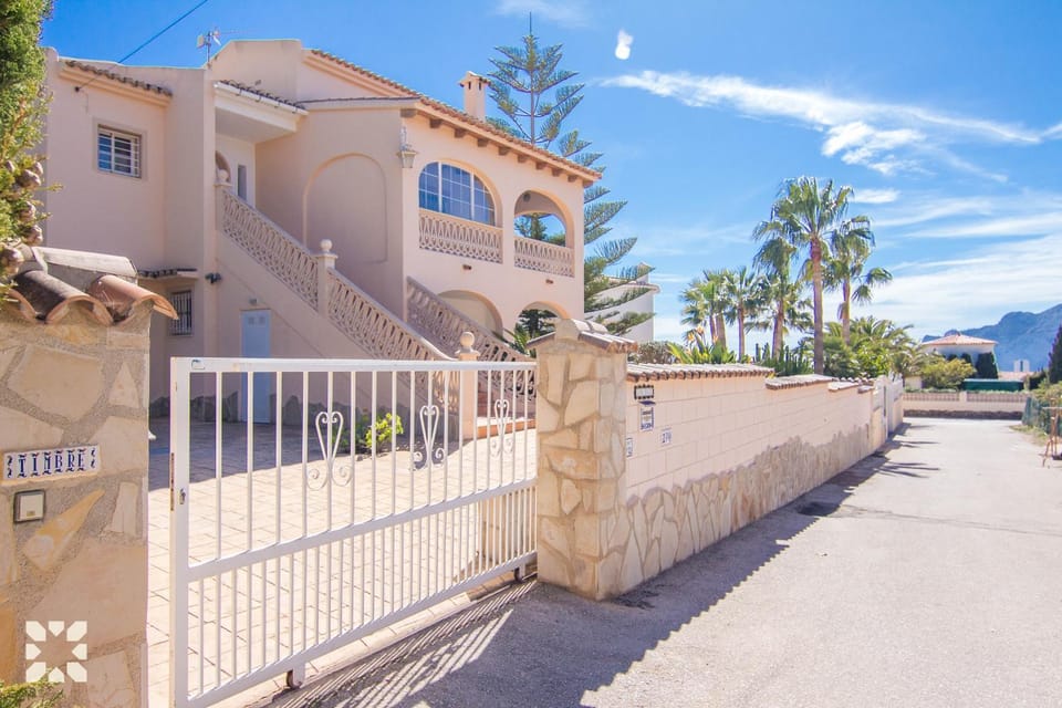 Property building, Day, Neighbourhood, Street view