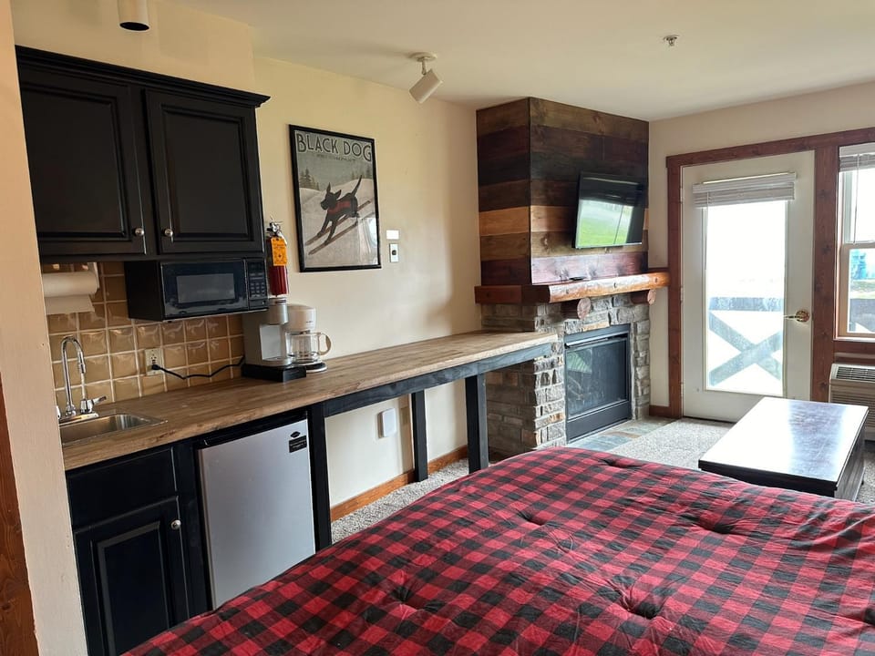 Slope-side Snowshoe Village Condo Apartment in Snowshoe