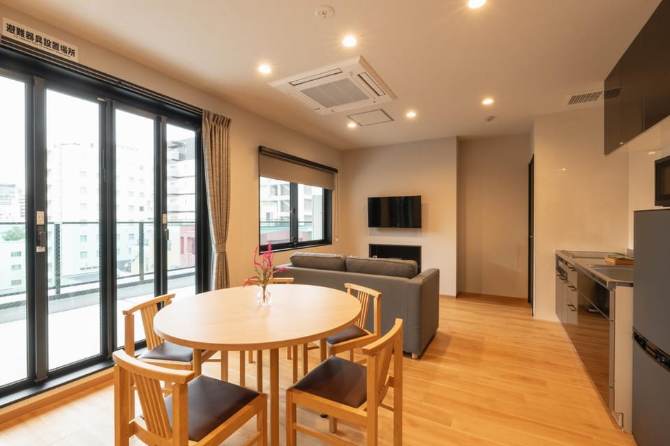 TV and multimedia, Kitchen or kitchenette, Living room, Seating area, Dining area, Family, air conditioner
