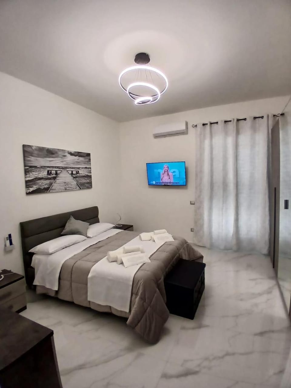 Bed, TV and multimedia, Photo of the whole room, Bedroom, towels, air conditioner