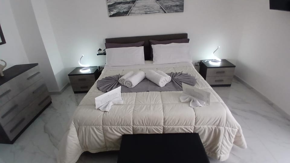 Bed, Photo of the whole room, Bedroom, towels