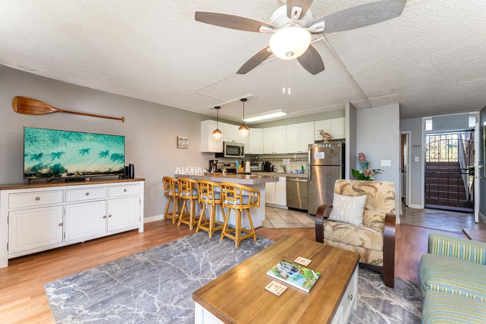 Kitchen or kitchenette, Living room, Seating area, Dining area, stove