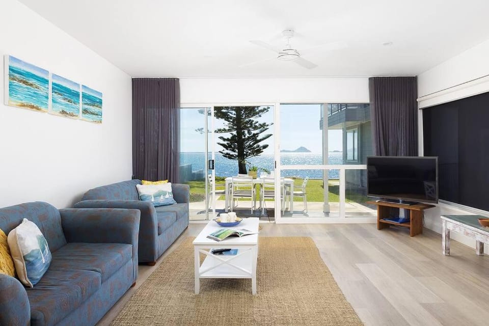TV and multimedia, Living room, Seating area, Sea view