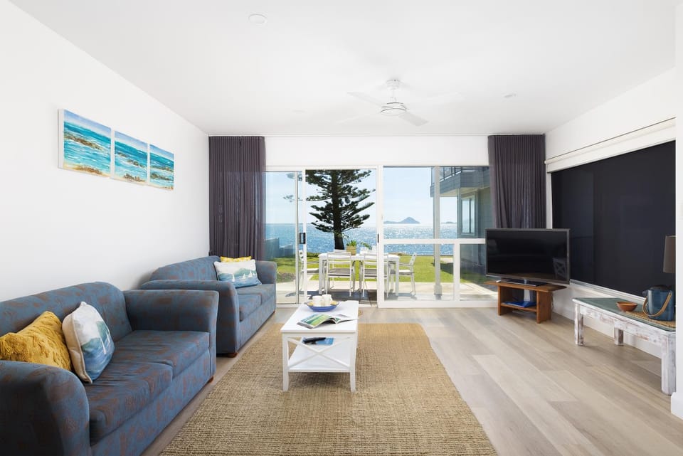 TV and multimedia, Living room, Seating area, Sea view