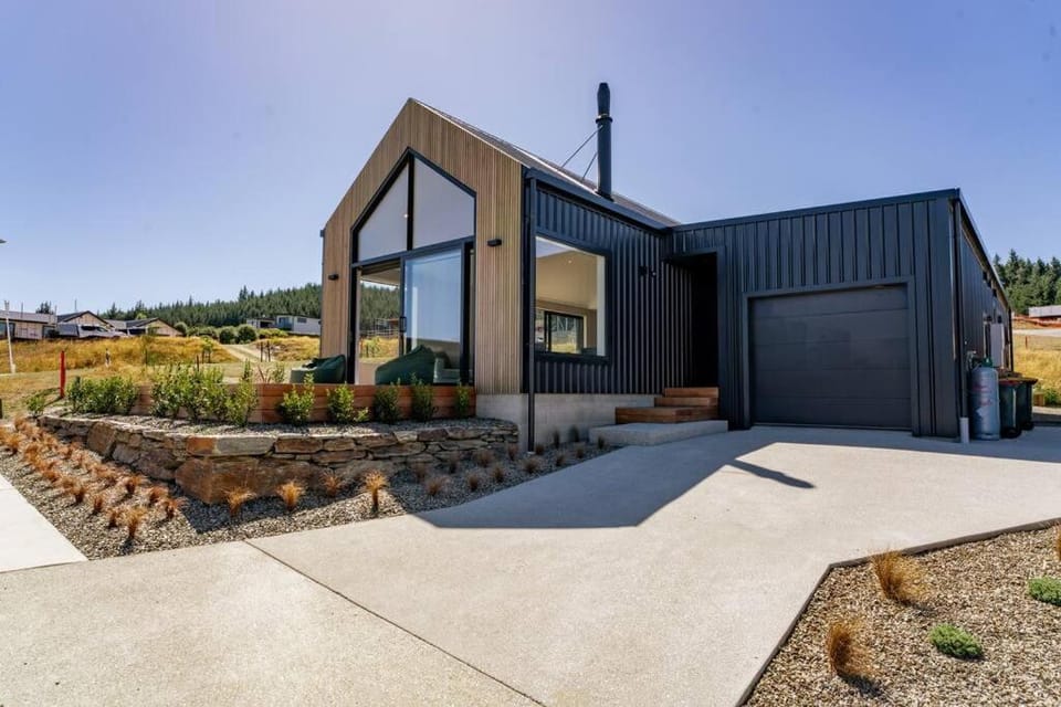 Wanaka Views with Outdoor dining area Games room for kids Sleeps 8 House in Wanaka