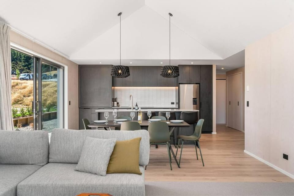 Wanaka Views with Outdoor dining area Games room for kids Sleeps 8 House in Wanaka