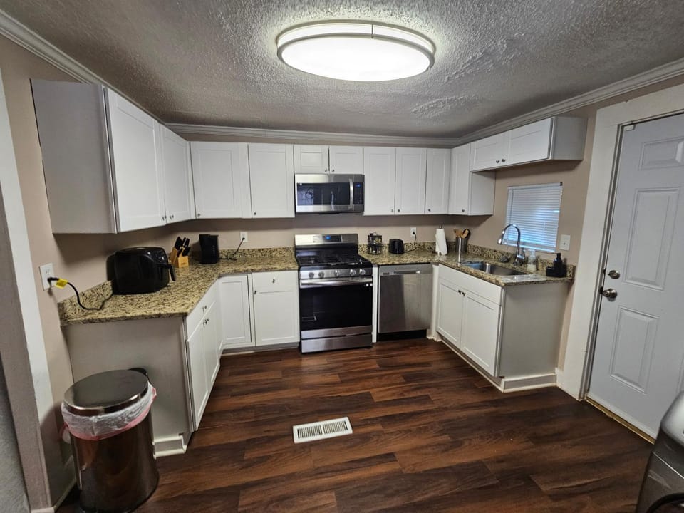 Coffee/tea facilities, Kitchen or kitchenette, dishwasher, oven, stove, toaster