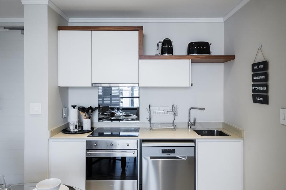 Coffee/tea facilities, Kitchen or kitchenette, dishwasher, oven, stove, toaster