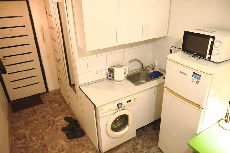 Kitchen or kitchenette, oven, stove, washing machine