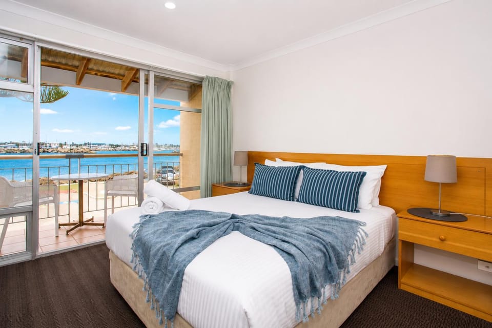 Mariners Lookout Absolute Harbour Views Apartment in Perth