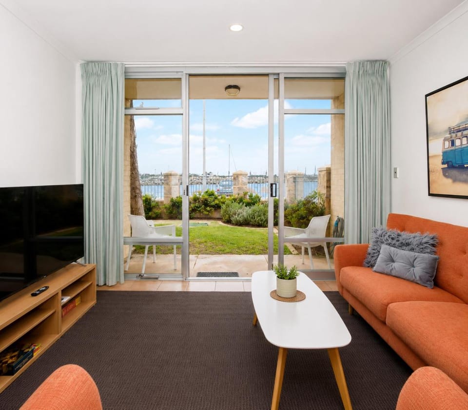 Mariners Lookout Absolute Harbour Views Apartment in Perth